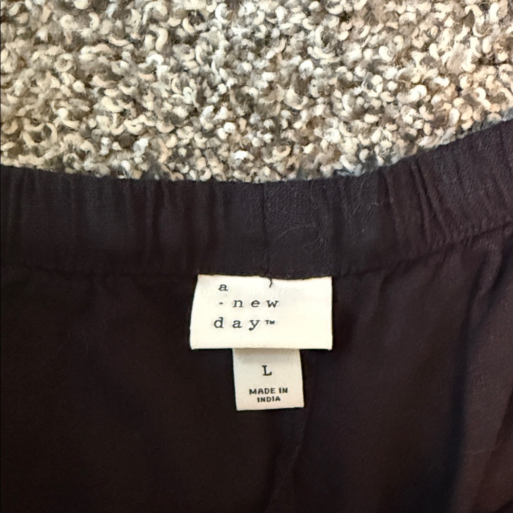 Women's Black Linen Elastic-Waist Shorts - Picture 2 of 2